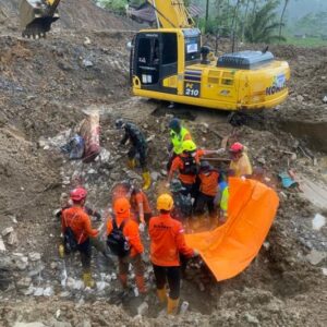 Tim SAR Evakuasi Dua Korban Longsor di Pandanarum Banjarnegara