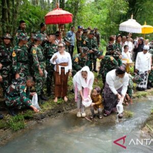 Taruna Akmil Tebar Benih Ikan di Sungai Sileng untuk Pelestarian Lingkungan
