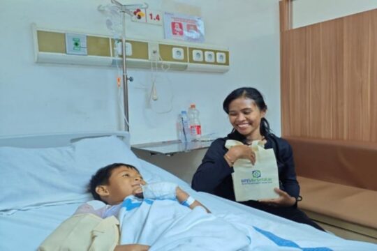 Operasi Patah Tulang Anak Sulung Rini Gratis Berkat Program JKN