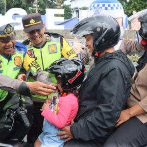 Edukasi Keselamatan Berlalu Lintas dan Pembagian Helm oleh Polres Magelang Kota