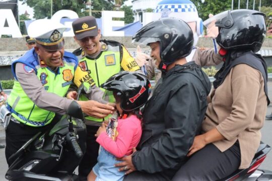 Edukasi Keselamatan Berlalu Lintas dan Pembagian Helm oleh Polres Magelang Kota