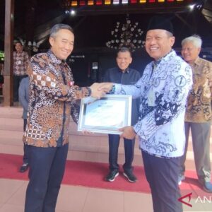 Bupati Kudus Raih Penghargaan OJK untuk Program Simpanan Pelajar
