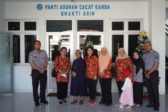 Kegiatan Bakti Sosial DWP dan Kemenkum Jateng di Panti Asuhan Cacat Ganda Bhakti Asih Semarang