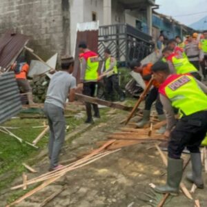 Pleton Siaga Bhayangkara Wonosobo: Tanggap Darurat Evakuasi Korban Bencana