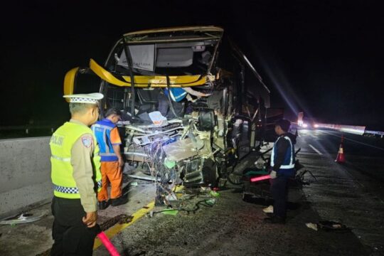 Kecelakaan Bus Pariwisata di Tol Batang: Satu Korban Tewas