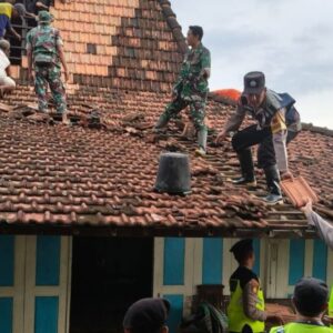 Polisi Bantu Warga Terdampak Puting Beliung di Pati