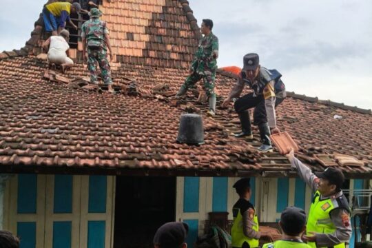 Polisi Bantu Warga Terdampak Puting Beliung di Pati