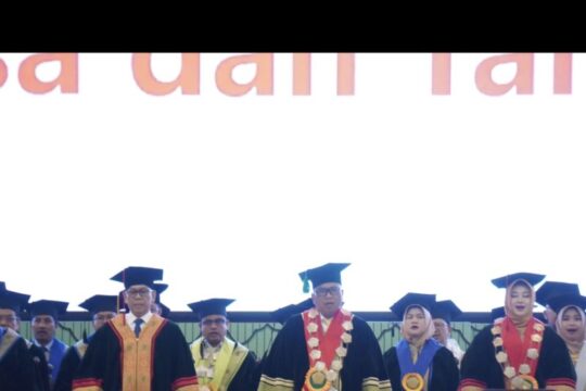 Pengukuhan Profesor Kehormatan Prof. Adies Kadir di Unissula