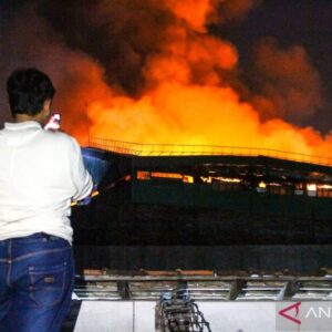 Tim Gabungan Berhasil Padamkan Kebakaran Pabrik PT Dua Kelinci