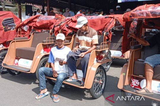 Listrik Gantikan Letih Para Penarik Becak Lansia di Banyumas
