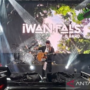 Iwan Fals Sukses Hibur Ribuan Penonton di Konser Sukoharjo