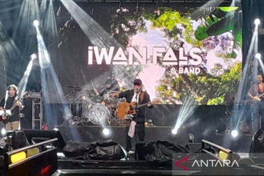 Iwan Fals Sukses Hibur Ribuan Penonton di Konser Sukoharjo