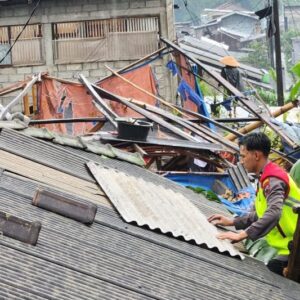 Polres Wonosobo Bantu Evakuasi Korban Angin Kencang