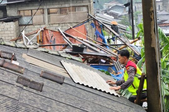 Polres Wonosobo Bantu Evakuasi Korban Angin Kencang