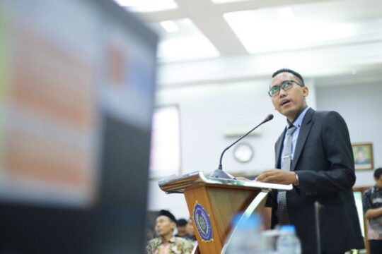 Doktor Baru UMS Memperkenalkan Disertasi tentang Bahan Ajar Bahasa Inggris Berbasis Konten Lokal
