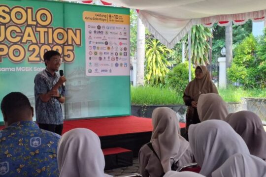 FKI UMS Memperkenalkan Program Studi Kecerdasan Buatan di Solo Education Expo 2025