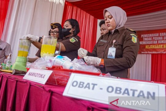 Kejari Batang Musnahkan Ribuan Obat Terlarang dan Narkotika