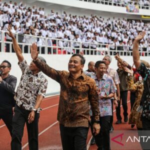 Pemerintah Provinsi Jawa Tengah Serahkan 13.111 SK PPPK Paruh Waktu Formasi 2025 di Stadion Jatidiri