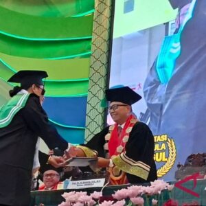Wisuda Uya Kuya dan Gus Miftah di Unissula Semarang