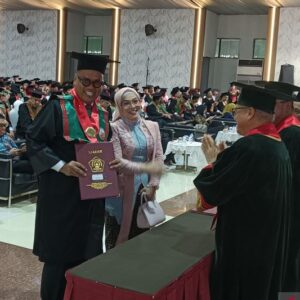 Uya Kuya Raih Gelar Magister Hukum di Unissula