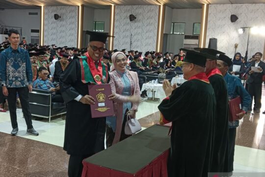 Uya Kuya Raih Gelar Magister Hukum di Unissula