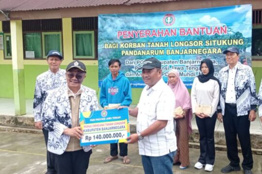 PGRI Jateng Salurkan Bantuan kepada Penyintas Longsor di Banjarnegara