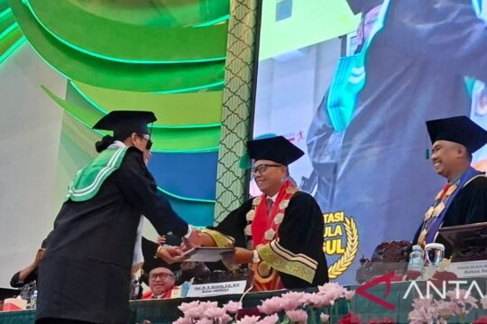 Uya Kuya dan Gus Miftah Wisuda Bersama di Unissula Semarang