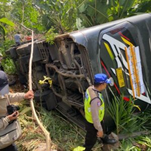 Bus Terguling di Kudus: 50 Penumpang Selamat Setelah Rem Blong