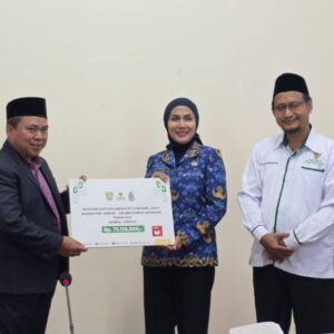 Bupati Kendal Serahkan Beasiswa untuk Sepuluh Mahasiswa UIN Walisongo