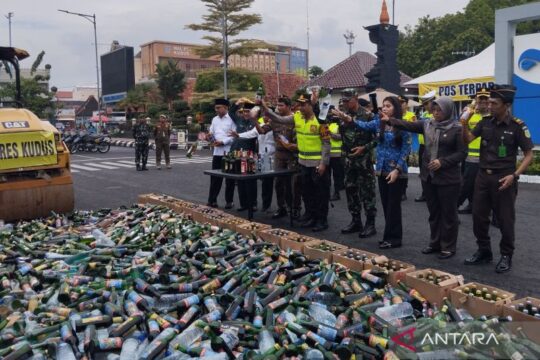 Polres Kudus Musnahkan Ribuan Botol Miras untuk Keamanan Masyarakat