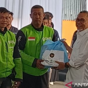 Kemenko Pangan dan Bulog Bagikan 500 Paket Sembako untuk Pengemudi Ojol di Semarang