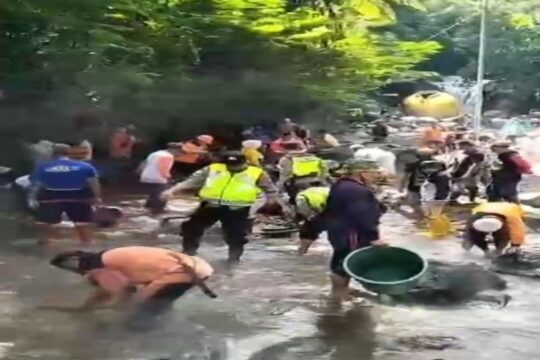 Penutupan Pemandian Pancuran 13 Guci Tegal Akibat Banjir Bandang