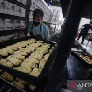 Meningkatnya Produksi Kue Tradisional Gandhos Gimbal Saat Libur Natal dan Tahun Baru