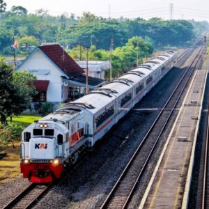 Ambarawa Ekspres: Kereta Favorit Rute Semarang-Surabaya Saat Nataru