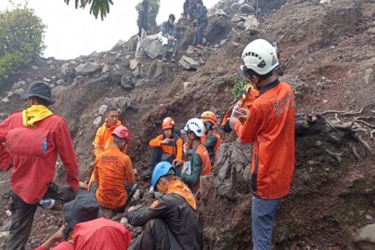 Pencarian Pendaki Hilang di Gunung Slamet oleh Basarnas