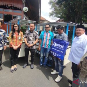 Bantuan Gerobak dan Tenda untuk 50 Pedagang Kaki Lima di Kudus