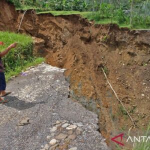 Longsor Tebing Sungai Putuskan Akses Antardesa di Gemawang Temanggung
