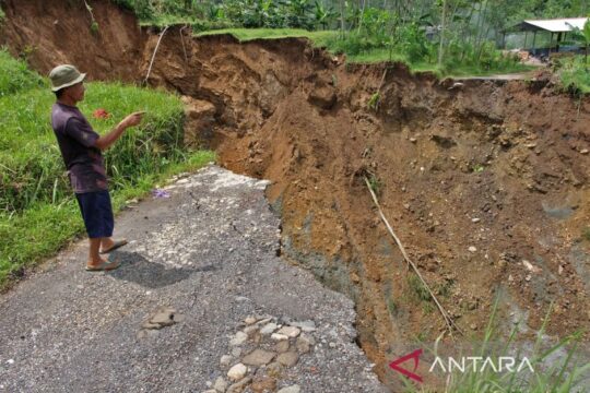 Longsor Tebing Sungai Putuskan Akses Antardesa di Gemawang Temanggung