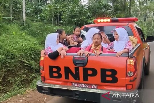 BPBD Temanggung Antarkan Siswa ke Sekolah Akibat Jalan Putus