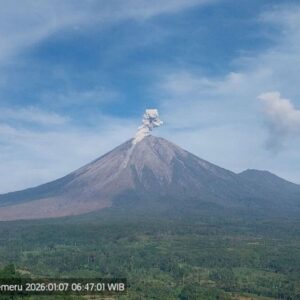 Gunung Semeru Erupsi Enam Kali dengan Letusan Hingga 900 Meter