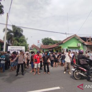Polisi Amankan Aksi Unjuk Rasa Pedagang Pasar Bitingan