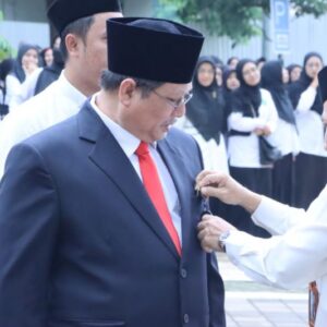 Rektor UIN Walisongo Serahkan Satyalencana Karya Satya pada Upacara HAB Kemenag Ke-80