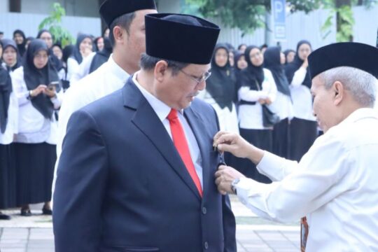 Rektor UIN Walisongo Serahkan Satyalencana Karya Satya pada Upacara HAB Kemenag Ke-80