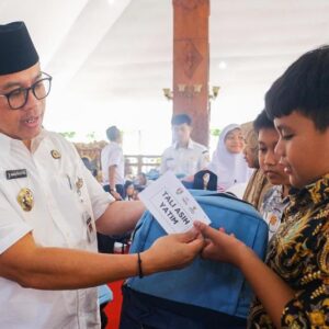 Wali Kota Magelang Berikan Santunan kepada Anak Yatim