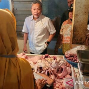 Menko Zulkifli Memantau Persediaan dan Harga Pangan di Pasar Bandarjo Semarang