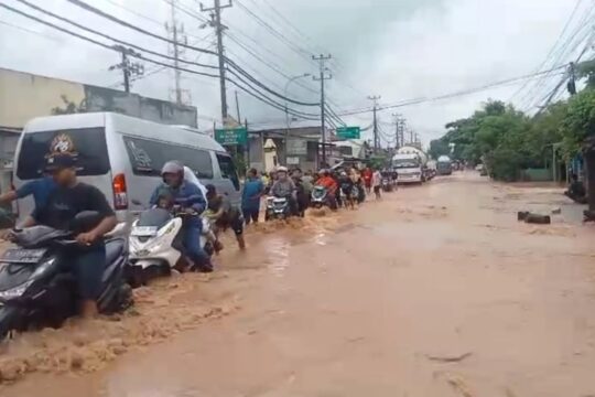 Jalan Pantura Kudus-Pati Tersendat Akibat Banjir