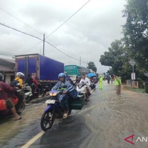 Polisi Atur Arus Lalu Lintas di Jalan Pantura Kudus yang Kebanjiran