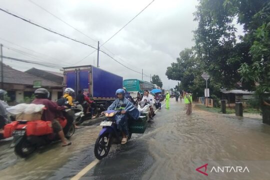 Polisi Atur Arus Lalu Lintas di Jalan Pantura Kudus yang Kebanjiran