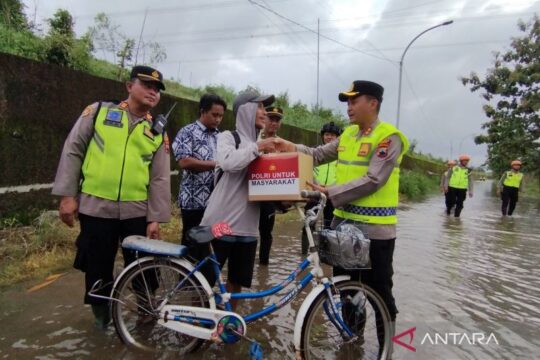 Polres Kudus Salurkan Sembako untuk Korban Banjir di Pengungsian