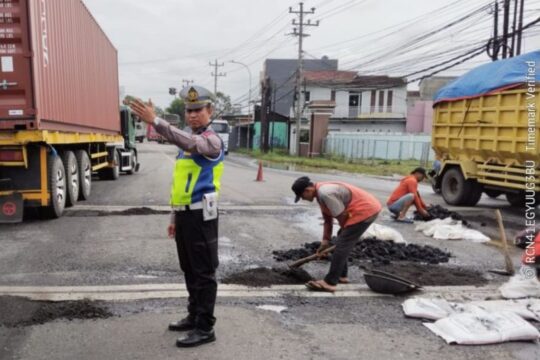 Polres Kudus Atur Lalu Lintas untuk Perbaikan Jalan Pascabanjir